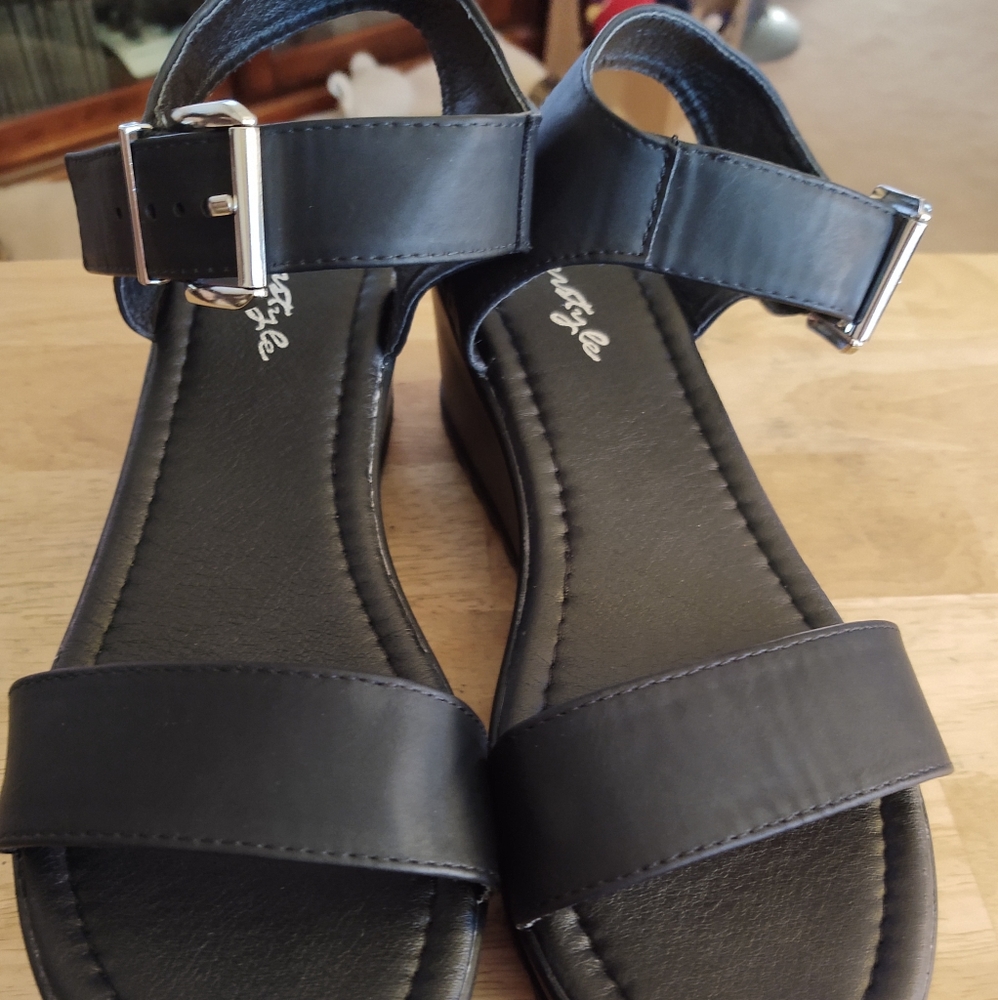 NWOT Herstyle platform sandals